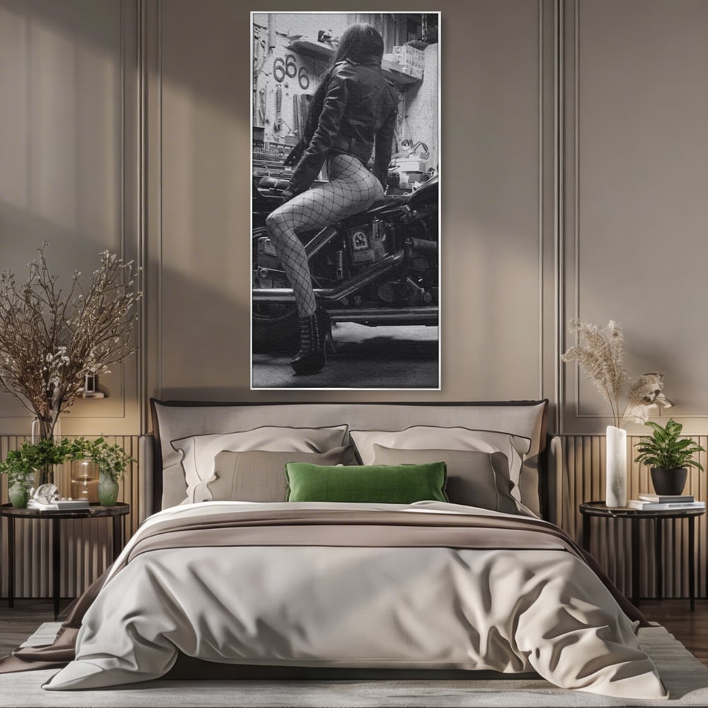 Tablou canvas cu tablou canvas cu femeie pe motocicleta, in rama de aluminiu argintiu, pe perete intr-un dormitor